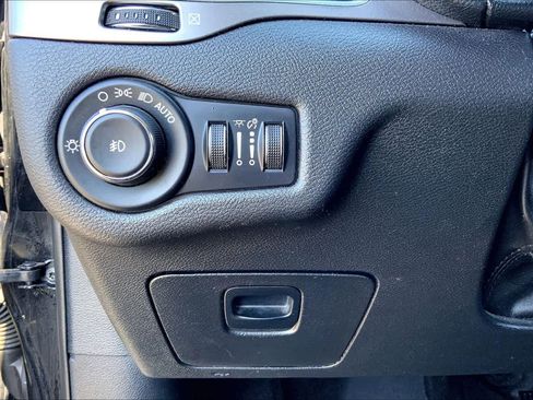 Used 2020 Jeep Cherokee Latitude Plus AWD/4WD image 32