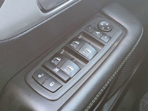 Used 2025 Chrysler Pacifica Limited image 23