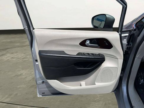 Used 2018 Chrysler Pacifica Limited w/ Advanced Safetytec Group FWD image 10