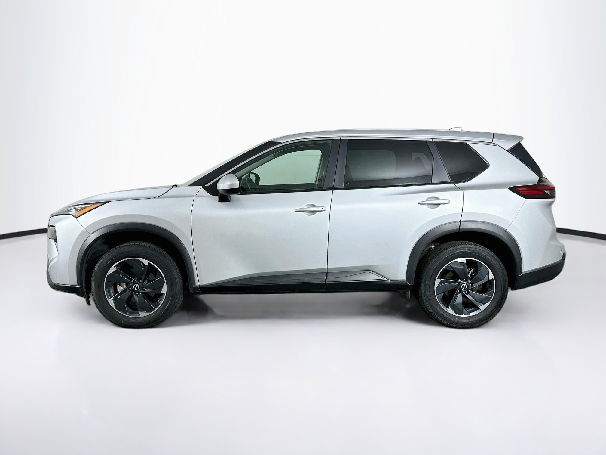 Used 2025 Nissan Rogue SV FWD image 4