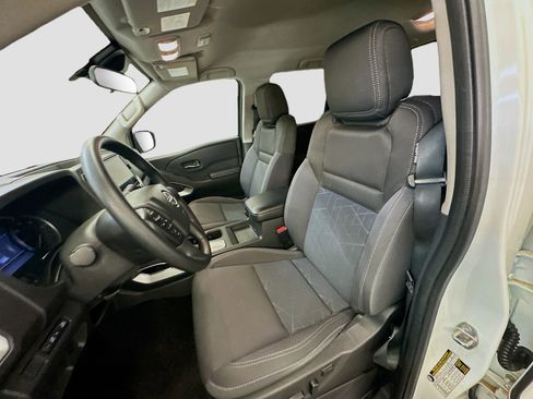 Used 2025 Nissan Frontier SV AWD/4WD image 13