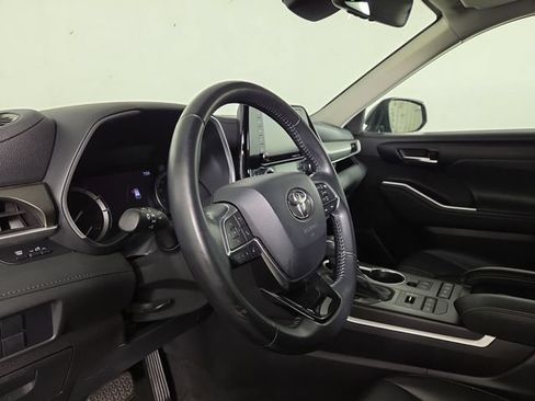 Used 2021 Toyota Highlander XLE AWD/4WD image 14