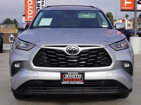 Used 2020 Toyota Highlander XLE FWD image 3
