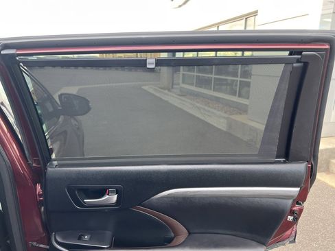 Used 2017 Toyota Highlander Limited Platinum image 31