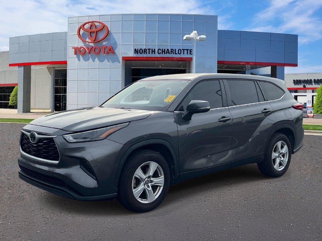 Used 2023 Toyota Highlander L FWD image 3