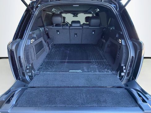 New 2025 Land Rover Range Rover Long Wheelbase SE image 12