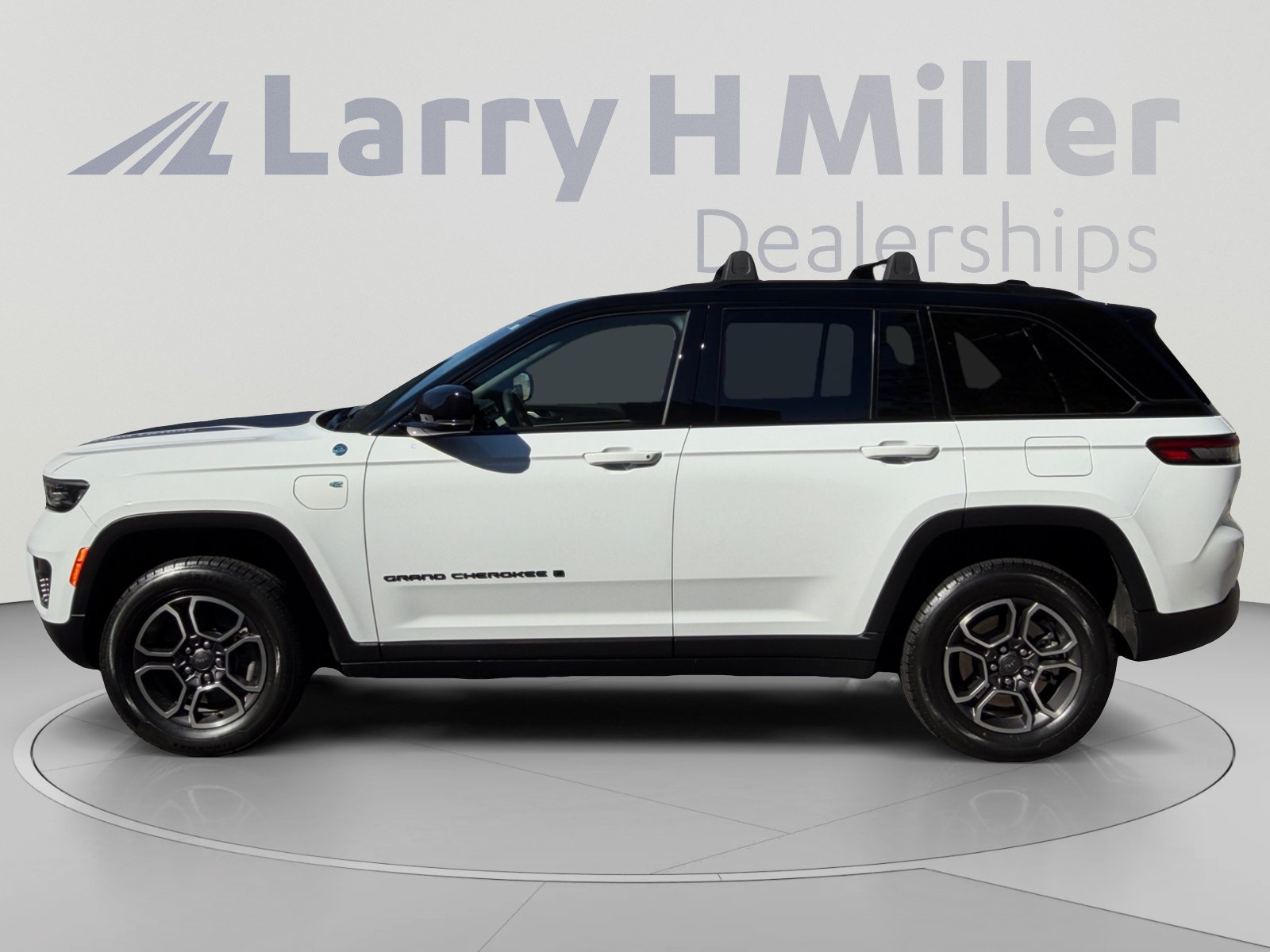 Used 2023 Jeep Grand Cherokee Trailhawk w/ Luxury Tech Group III AWD/4WD image 2