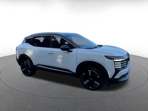 Used 2026 Nissan Kicks SR FWD image 2