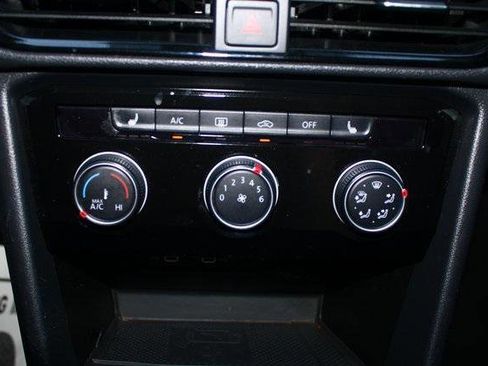 Used 2023 Volkswagen Taos SE w/ Panoramic Sunroof Package image 17