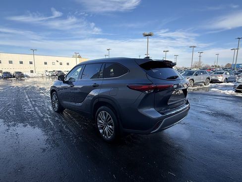 Certified 2022 Toyota Highlander Platinum image 25