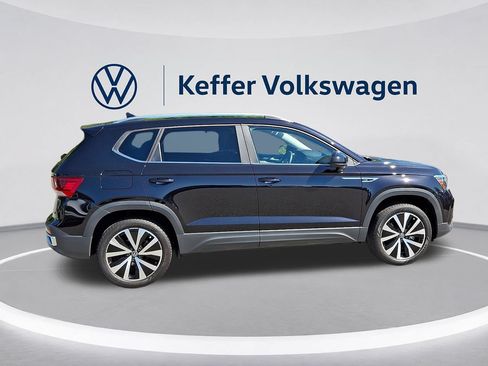 Used 2023 Volkswagen Taos SE w/ Panoramic Sunroof Package FWD image 7