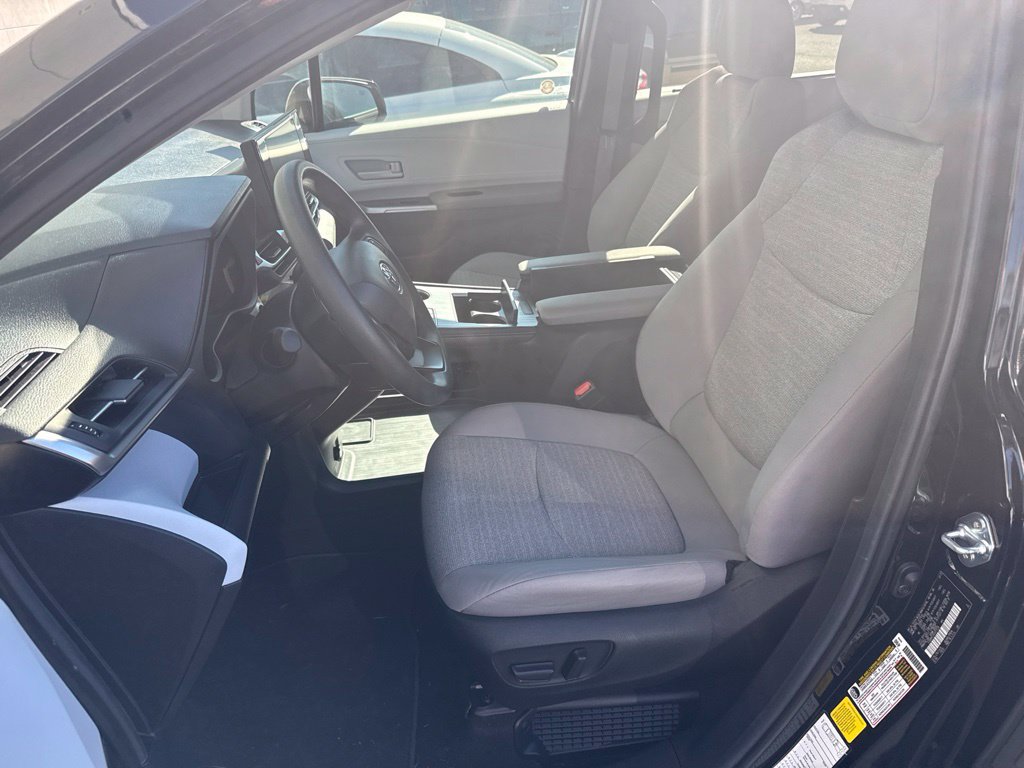 Used 2025 Toyota Sienna LE FWD image 11