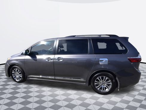 Used 2018 Toyota Sienna XLE Premium image 3