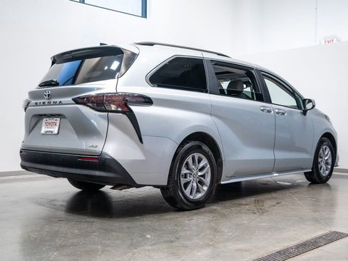 Certified 2025 Toyota Sienna XLE FWD image 9