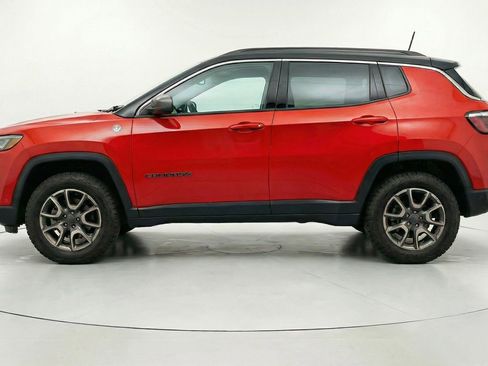 Used 2025 Jeep Compass Trailhawk image 5