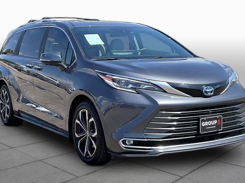 Used 2025 Toyota Sienna Platinum FWD image 3