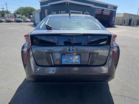 Used 2018 Toyota Prius Three image 6