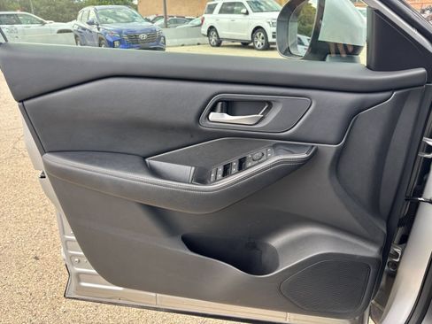 Used 2025 Nissan Rogue SV FWD image 18
