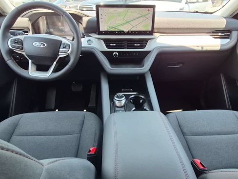 Used 2025 Ford Explorer Active AWD/4WD image 14