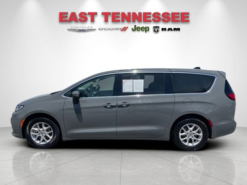 Used 2023 Chrysler Pacifica Touring-L FWD image 6