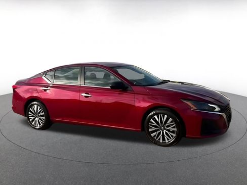 Used 2025 Nissan Altima 2.5 SV image 15