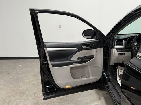 Used 2017 Toyota Highlander XLE image 13