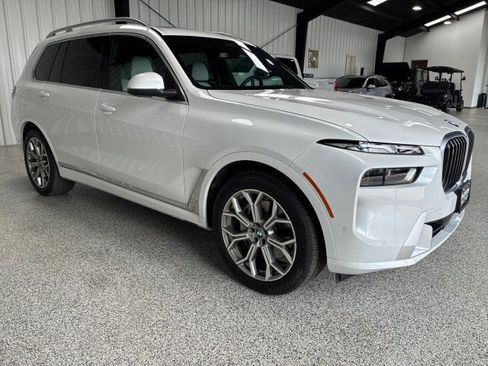 Used 2024 BMW X7 xDrive40i w/ Premium Package AWD/4WD image 4