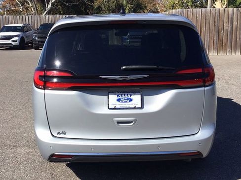 Used 2023 Chrysler Pacifica Limited image 6