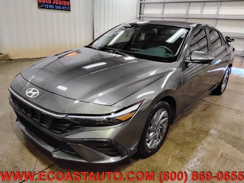 Used 2024 Hyundai Elantra SEL image 1
