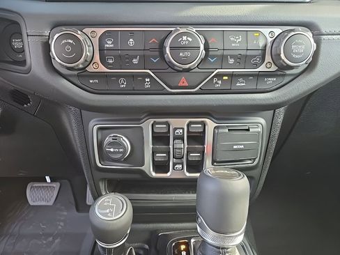 New 2025 Jeep Gladiator Sport image 25