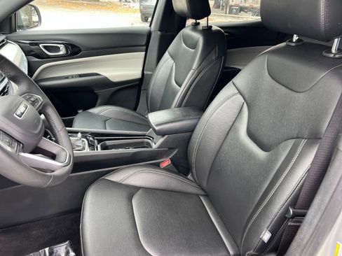 Used 2025 Jeep Compass Limited image 33