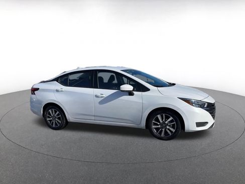 Used 2025 Nissan Versa SV image 2
