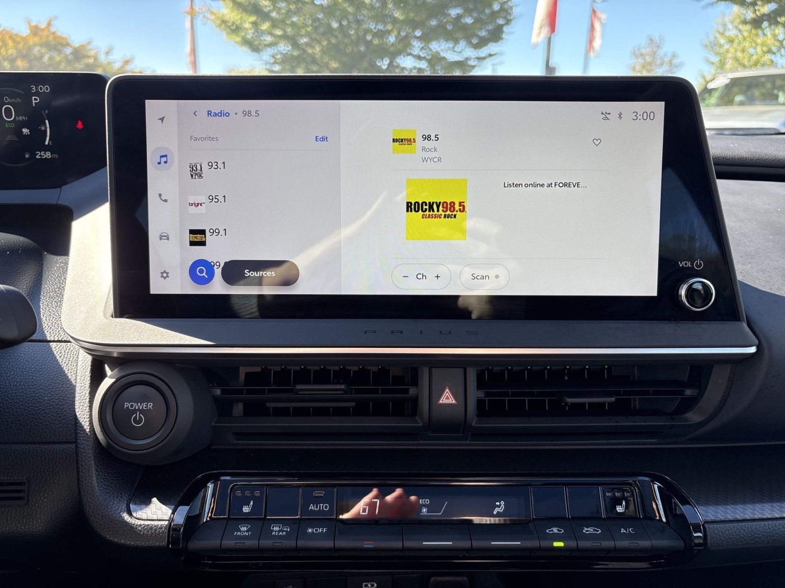 Used 2025 Toyota Prius AWD image 18