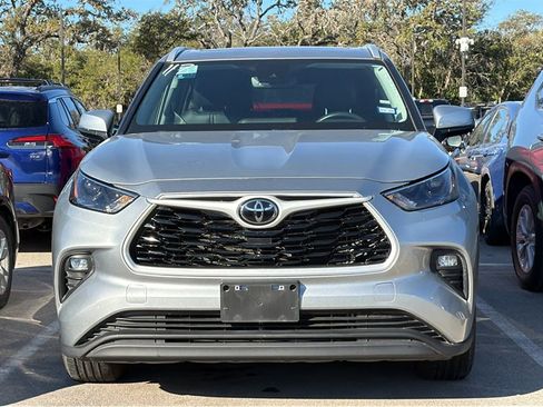 Certified 2024 Toyota Highlander XLE image 2