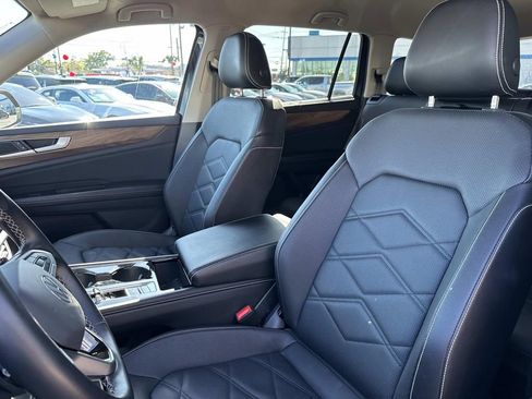 Used 2025 Volkswagen Atlas SE image 17