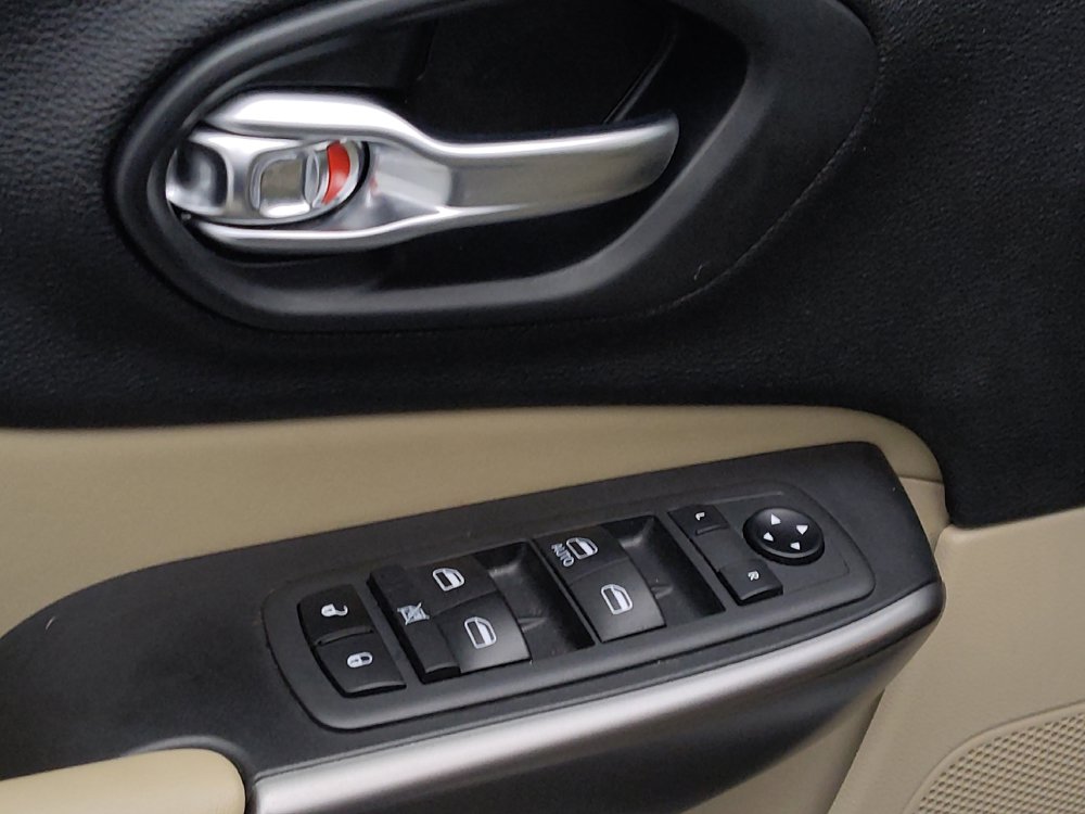 Used 2020 Jeep Cherokee Latitude FWD image 27