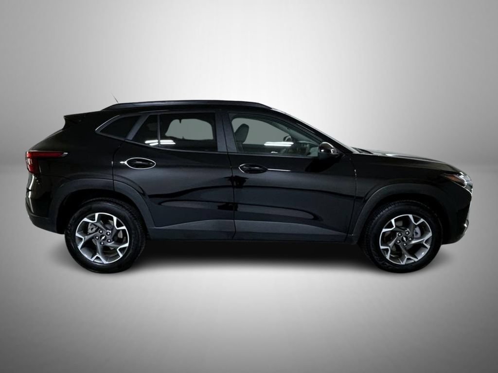 Used 2025 Chevrolet Trax LT FWD image 4