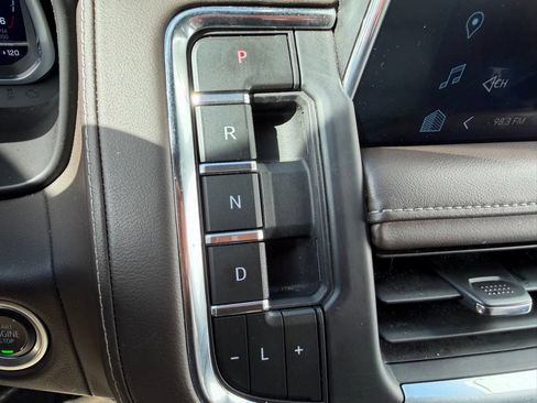 Used 2024 Chevrolet Suburban LT RWD image 29