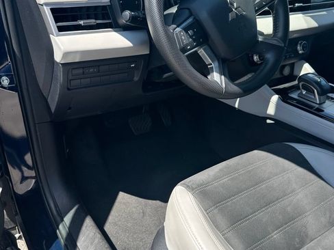 Used 2025 Mitsubishi Outlander SE FWD image 2