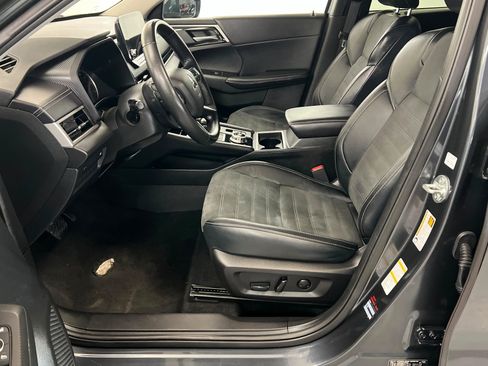 Used 2024 Mitsubishi Outlander FWD image 17