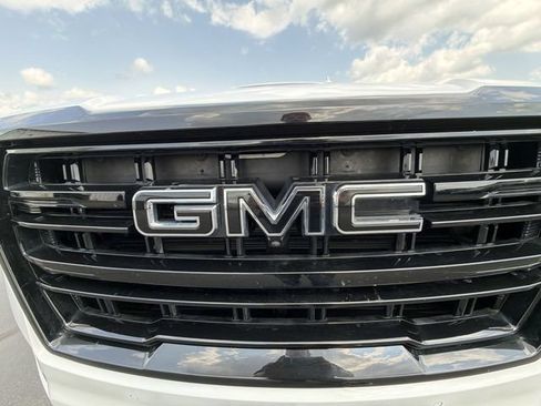 Certified 2023 GMC Yukon XL SLT w/ SLT Premium Package AWD/4WD image 32
