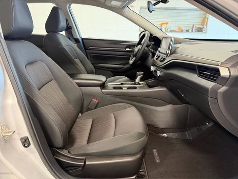 Used 2025 Nissan Altima 2.5 SV FWD image 25