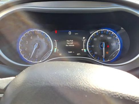 Used 2022 Chrysler Pacifica Touring-L image 29