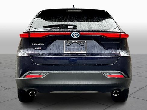 Used 2023 Toyota Venza LE image 4