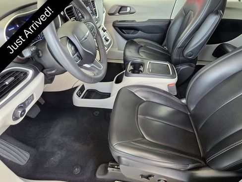 Used 2023 Chrysler Pacifica Touring-L FWD image 7