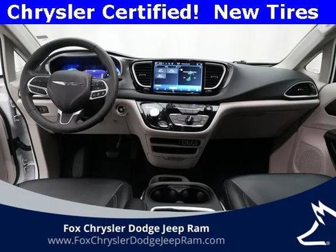 Certified 2024 Chrysler Pacifica Touring-L image 5