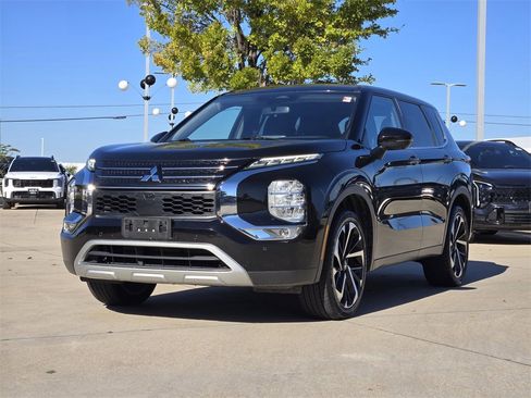 Used 2024 Mitsubishi Outlander SE image 2