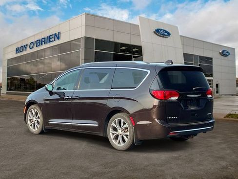 Used 2017 Chrysler Pacifica Limited w/ Advanced Safetytec Group FWD image 3