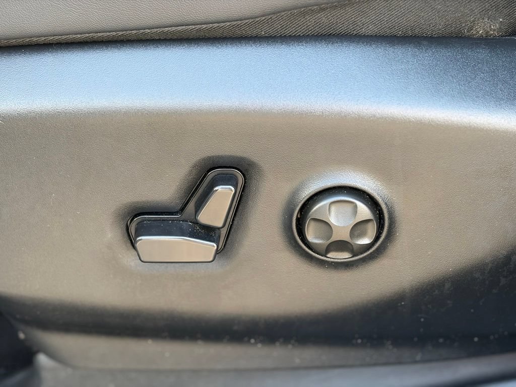 Certified 2025 Chrysler Pacifica Select FWD image 24