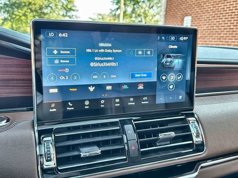 Used 2022 Lincoln Navigator Reserve AWD/4WD image 12
